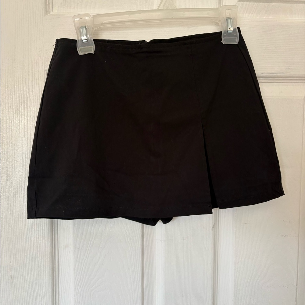 Refuge Black Skorts